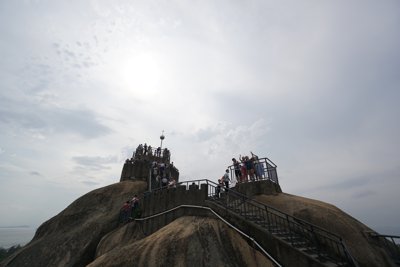 日光岩頂上の観光客