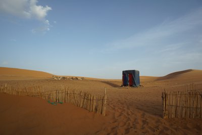 サハラ砂漠にそびえ立つトイレ