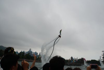 ジェット噴射で池の上を飛ぶ人