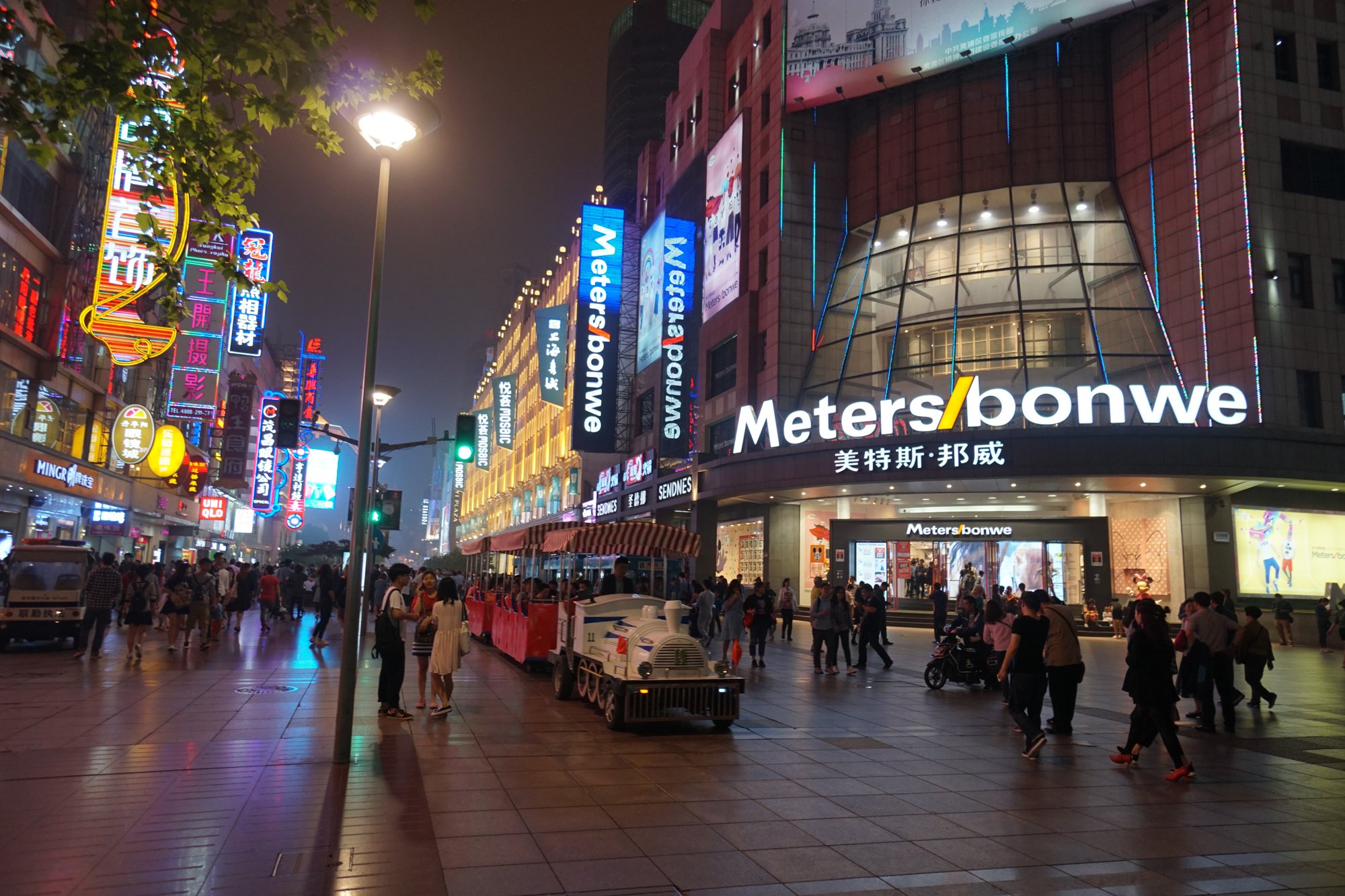 上海・南京歩行街 (Meters bonwe)