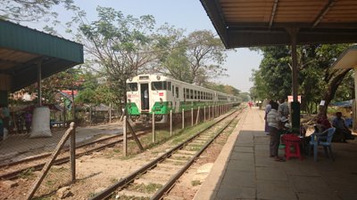 ヤンゴン環状線を走る国鉄車両 (キハ40かな？)