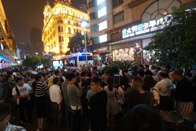 上海南京歩行街・永安百貨のそばで歌う人