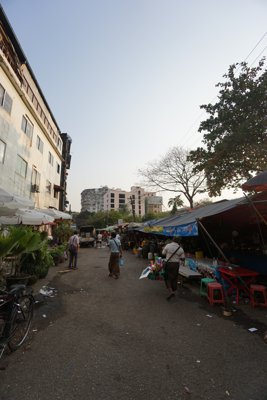 脇道の屋台街 (ヤンゴン中心部)