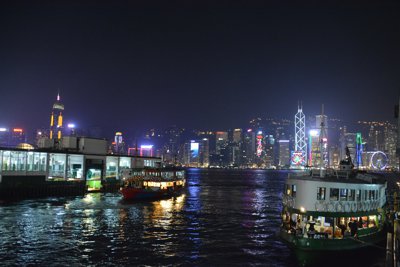 夜のスターフェリーの港と香港島